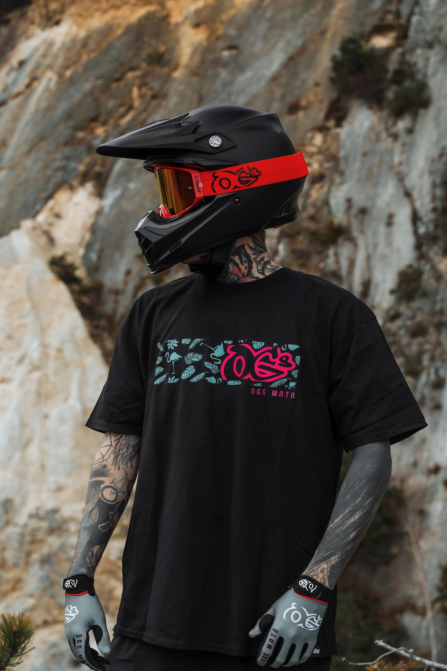 Flamingo (black) - Regular T-Shirt (200GSM)