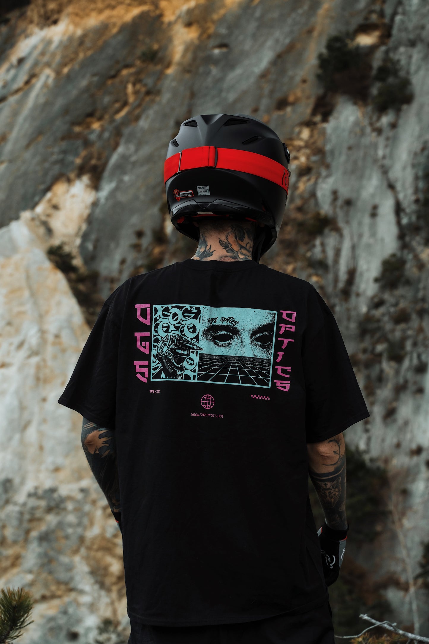Legacy (black) - Regular T-Shirt (200GSM)