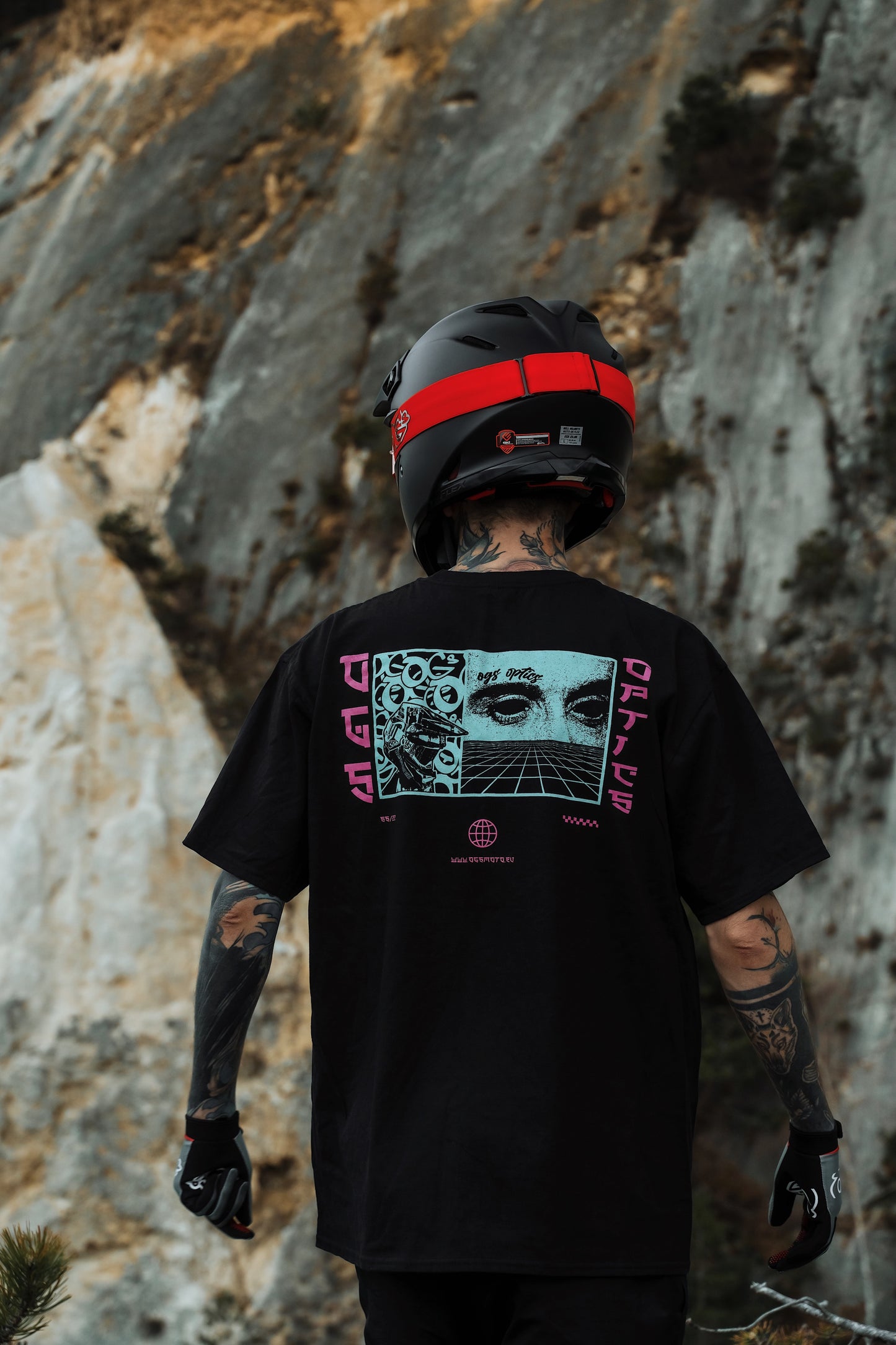 Legacy (black) - Regular T-Shirt (200GSM)