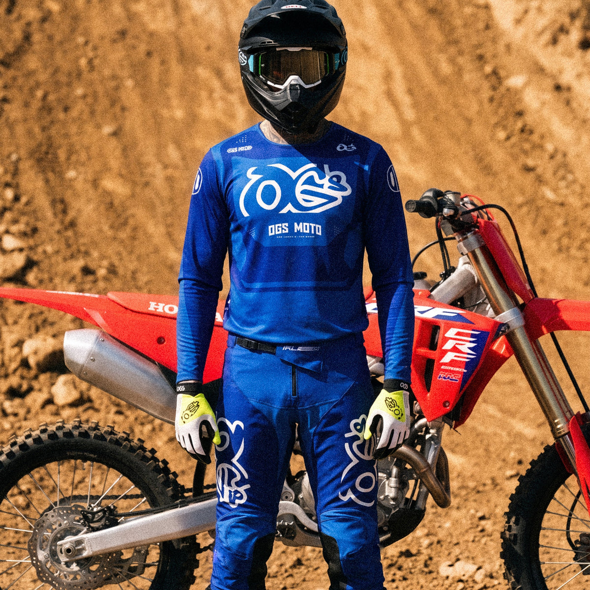 Motocross-Hose Deep Flow getragen auf der Strecke