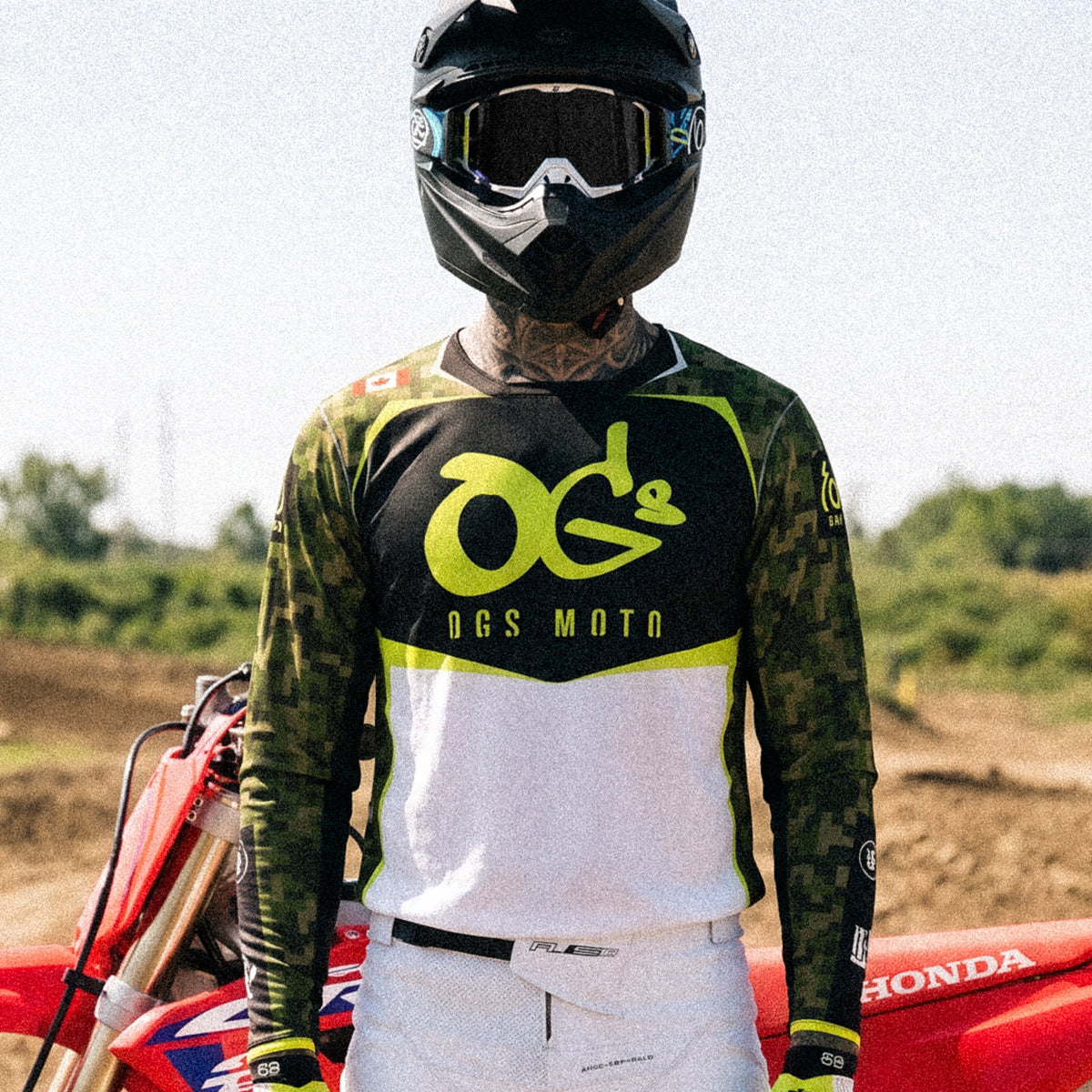 Motocross-Jersey Night Ops getragen auf der Strecke