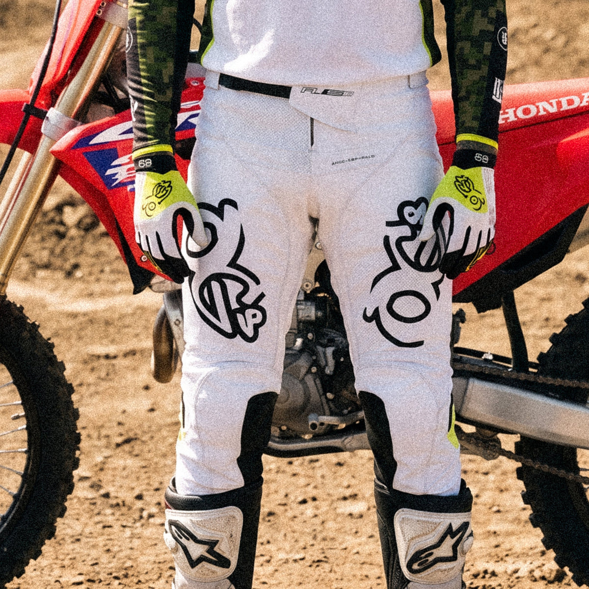 Motocross-Hose Night Ops getragen auf der Strecke