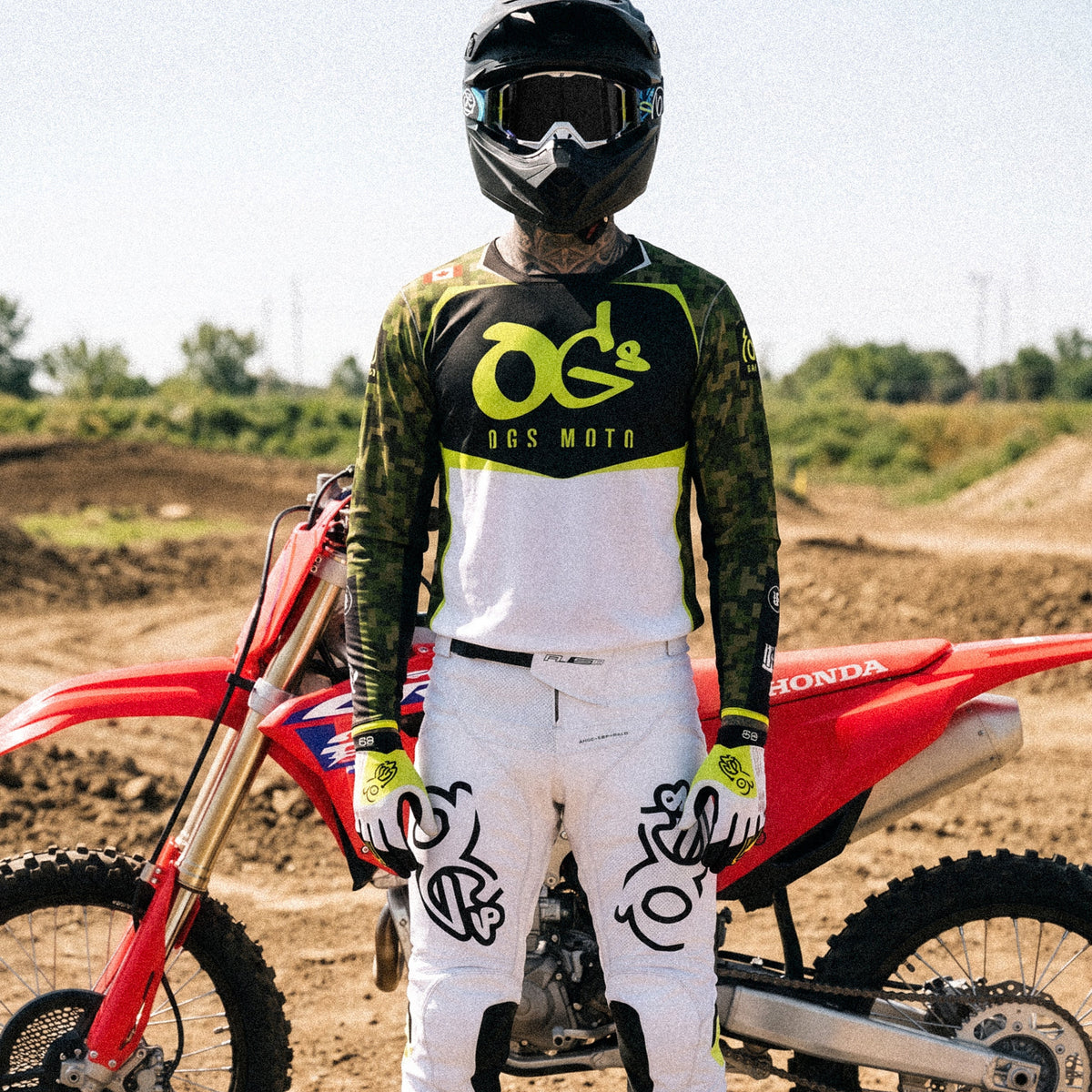 Motocross-Hose Night Ops getragen auf der Strecke