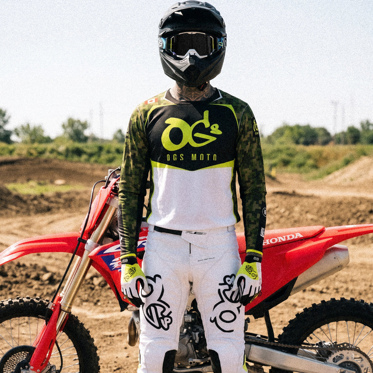 Motocross-Jersey Night Ops getragen auf der Strecke