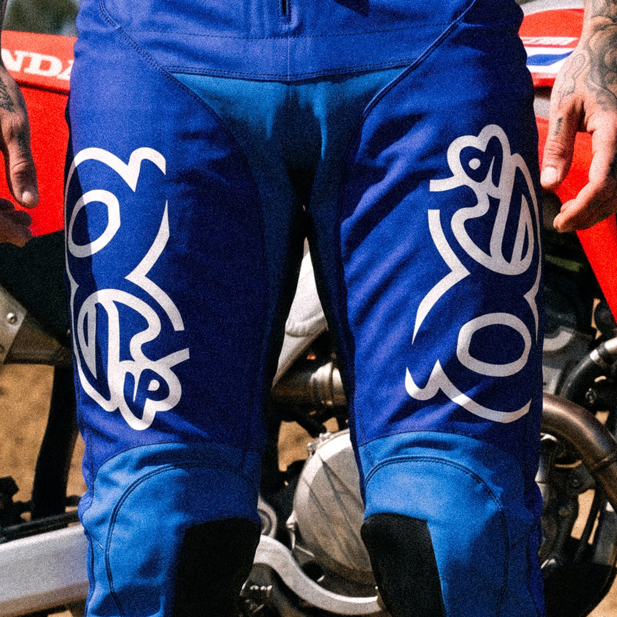 Motocross-Hose Deep Flow getragen auf der Strecke