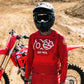 Motocross-Jersey Crimson Core getragen auf der Strecke
