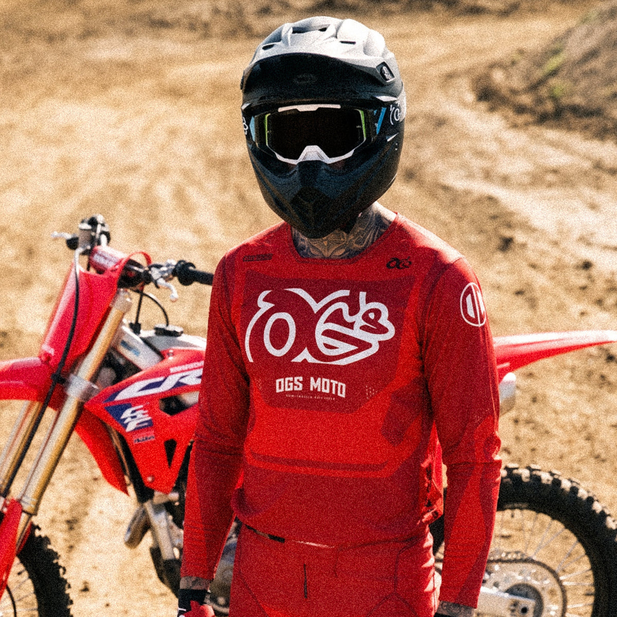 Motocross-Jersey Crimson Core getragen auf der Strecke