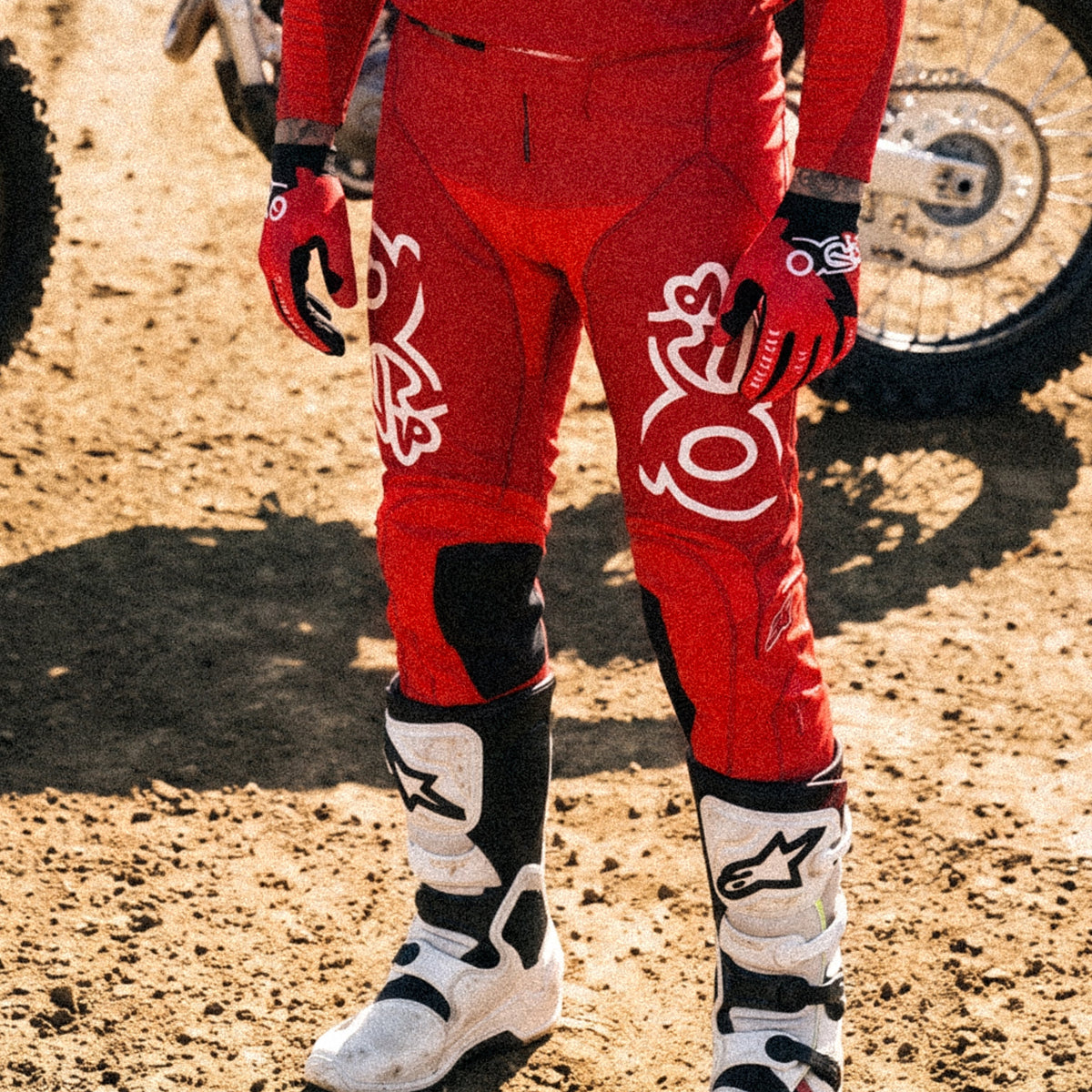 Motocross-Hose Crimson Core getragen auf der Strecke