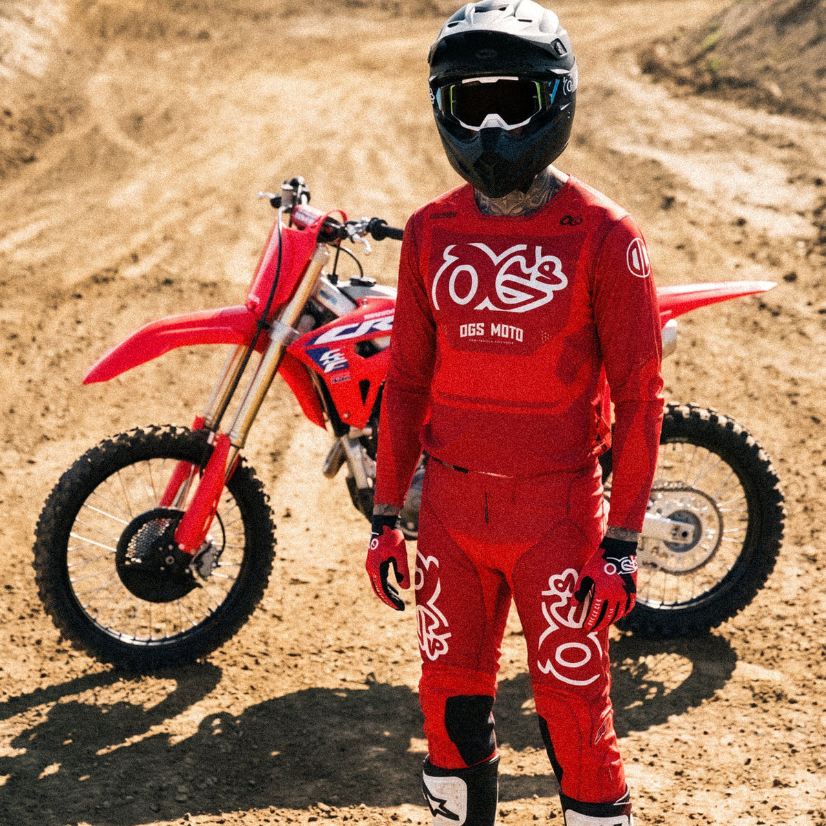 Motocross-Hose Crimson Core getragen auf der Strecke