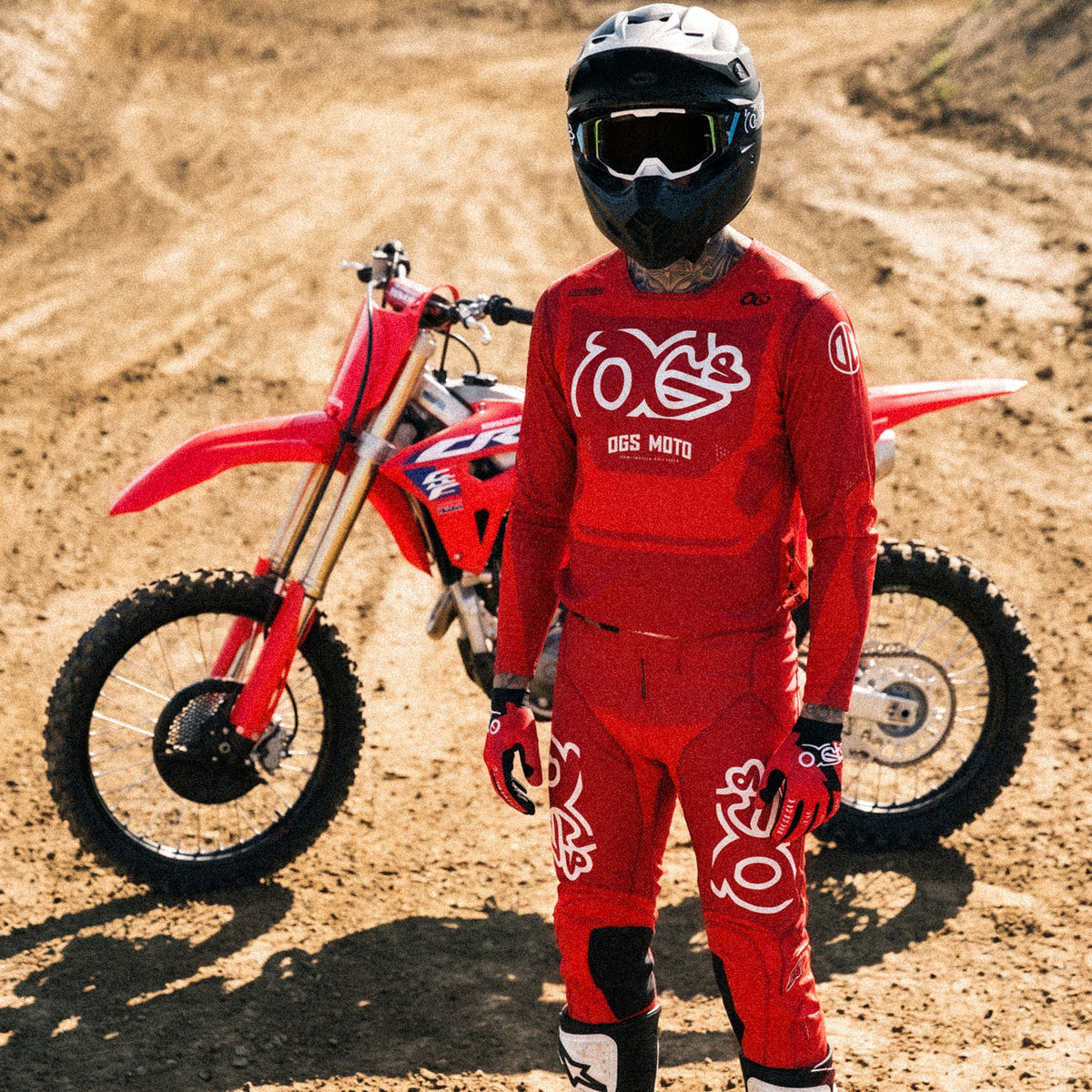 Motocross-Jersey Crimson Core getragen auf der Strecke
