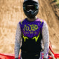 Motocross-Jersey Night Hunter lila Leopard getragen von Fahrer auf Strecke