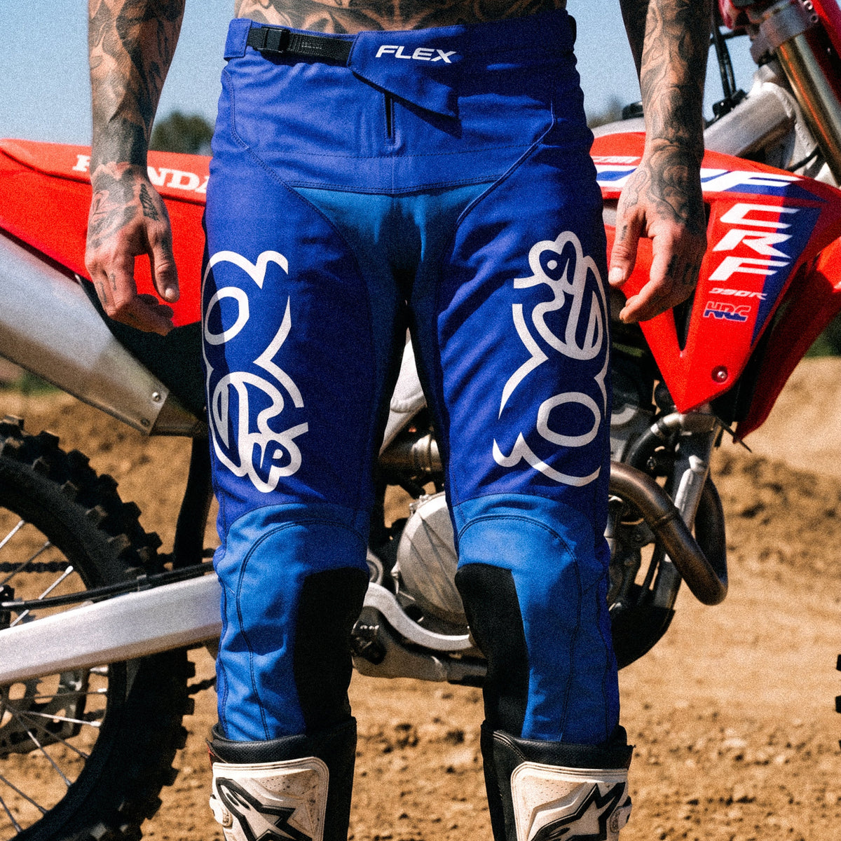 Motocross-Hose Deep Flow getragen auf der Strecke