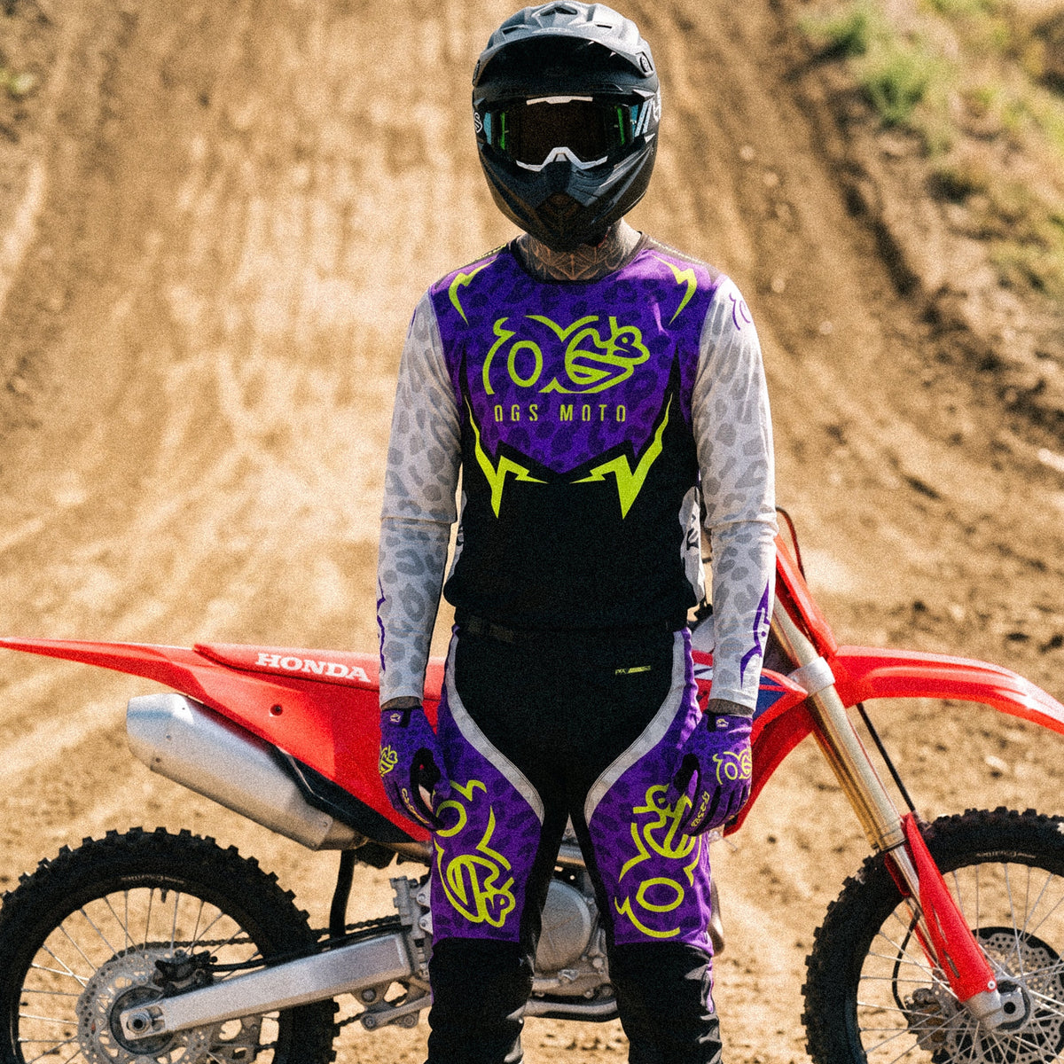 Motocross-Hose Night Hunter getragen auf der Strecke