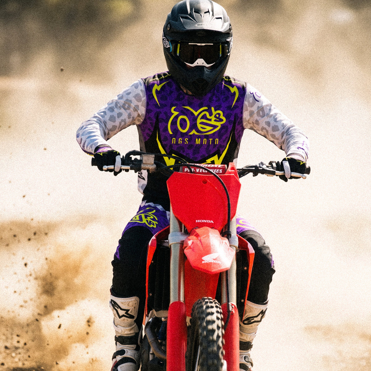 Motocross-Hose Night Hunter getragen auf der Strecke