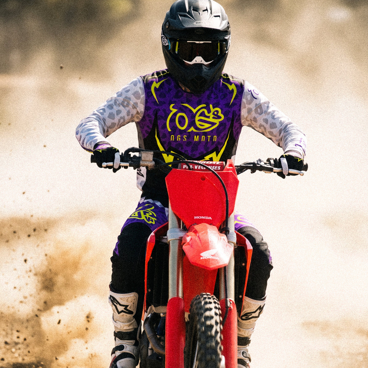 Motocross-Jersey Night Hunter getragen von Fahrer auf der Strecke