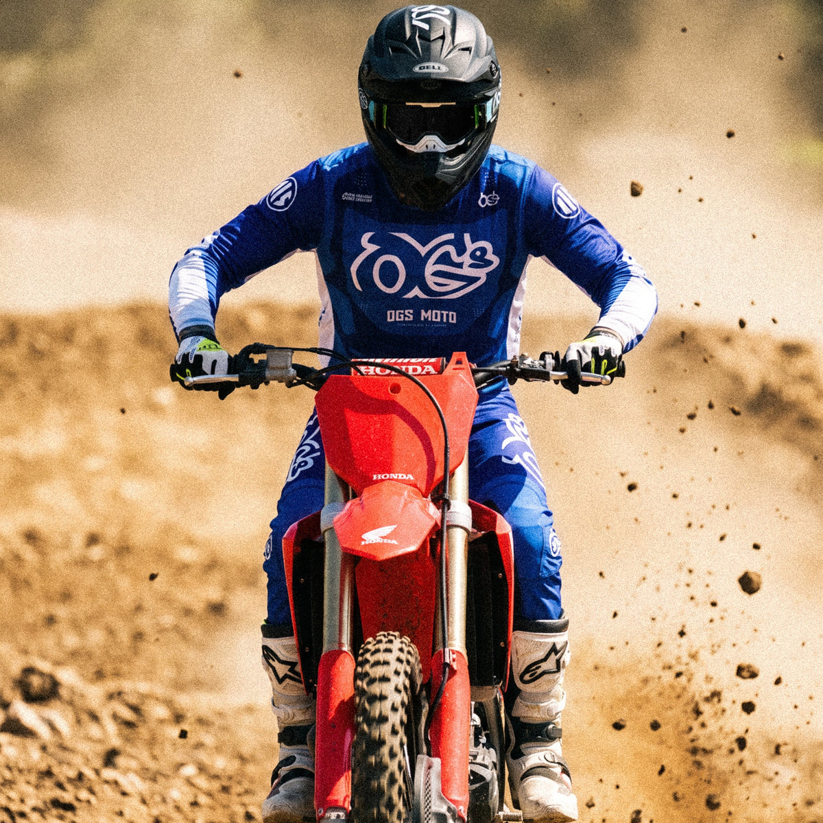 Motocross-Hose Deep Flow getragen auf der Strecke