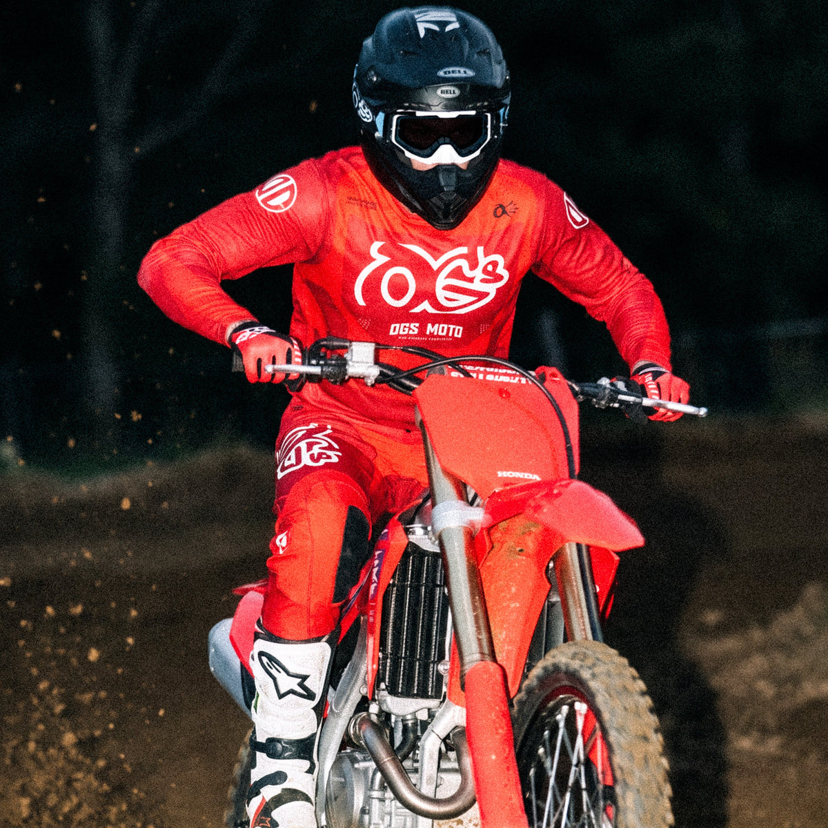 Motocross-Hose Crimson Core getragen auf der Strecke