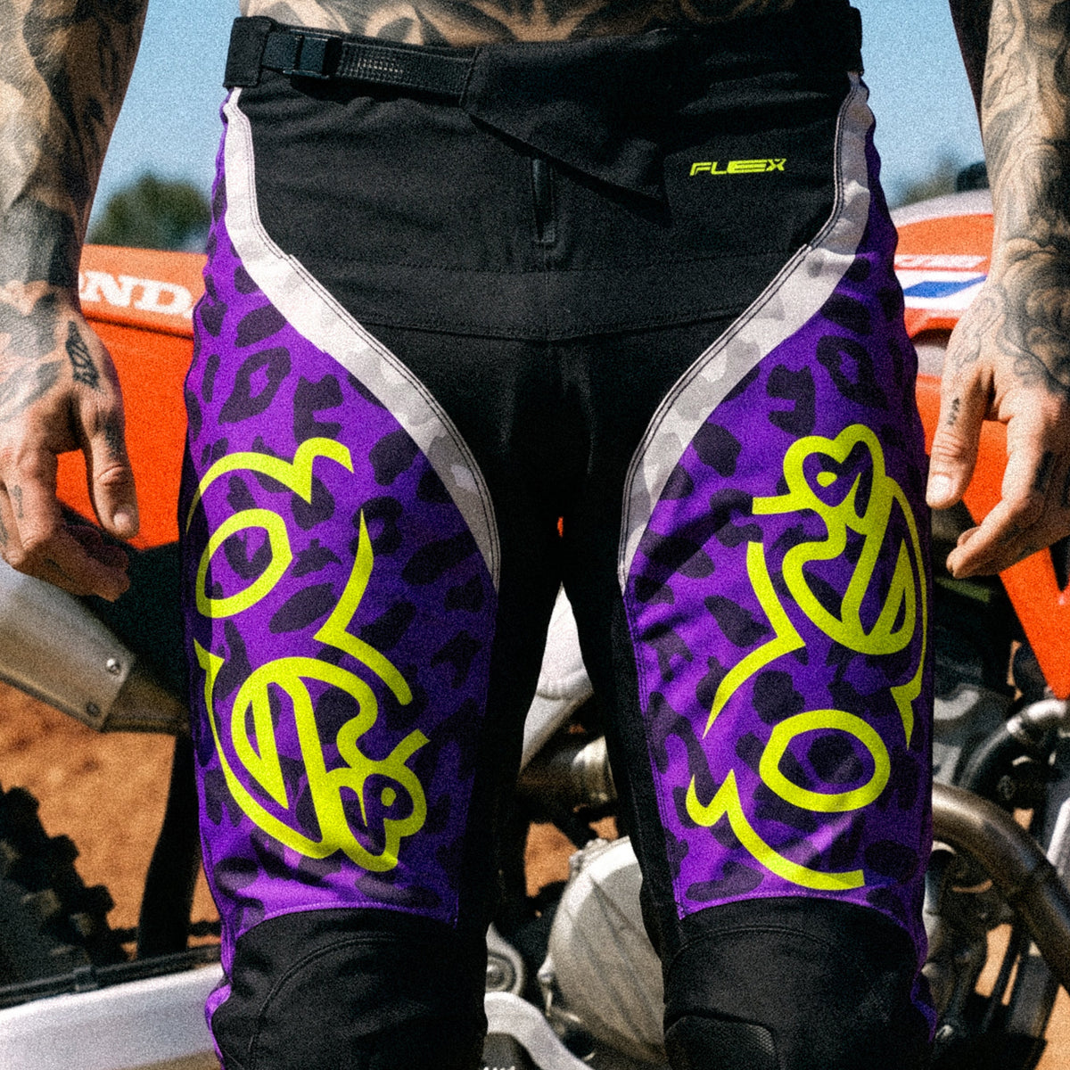 Motocross-Hose Night Hunter getragen auf der Strecke