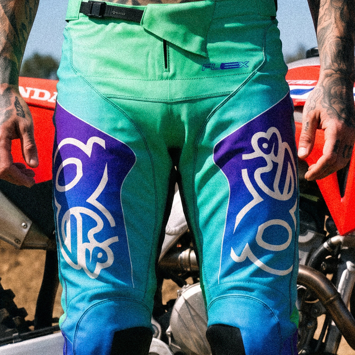 Motocross-Hose Frost Bite getragen auf der Strecke
