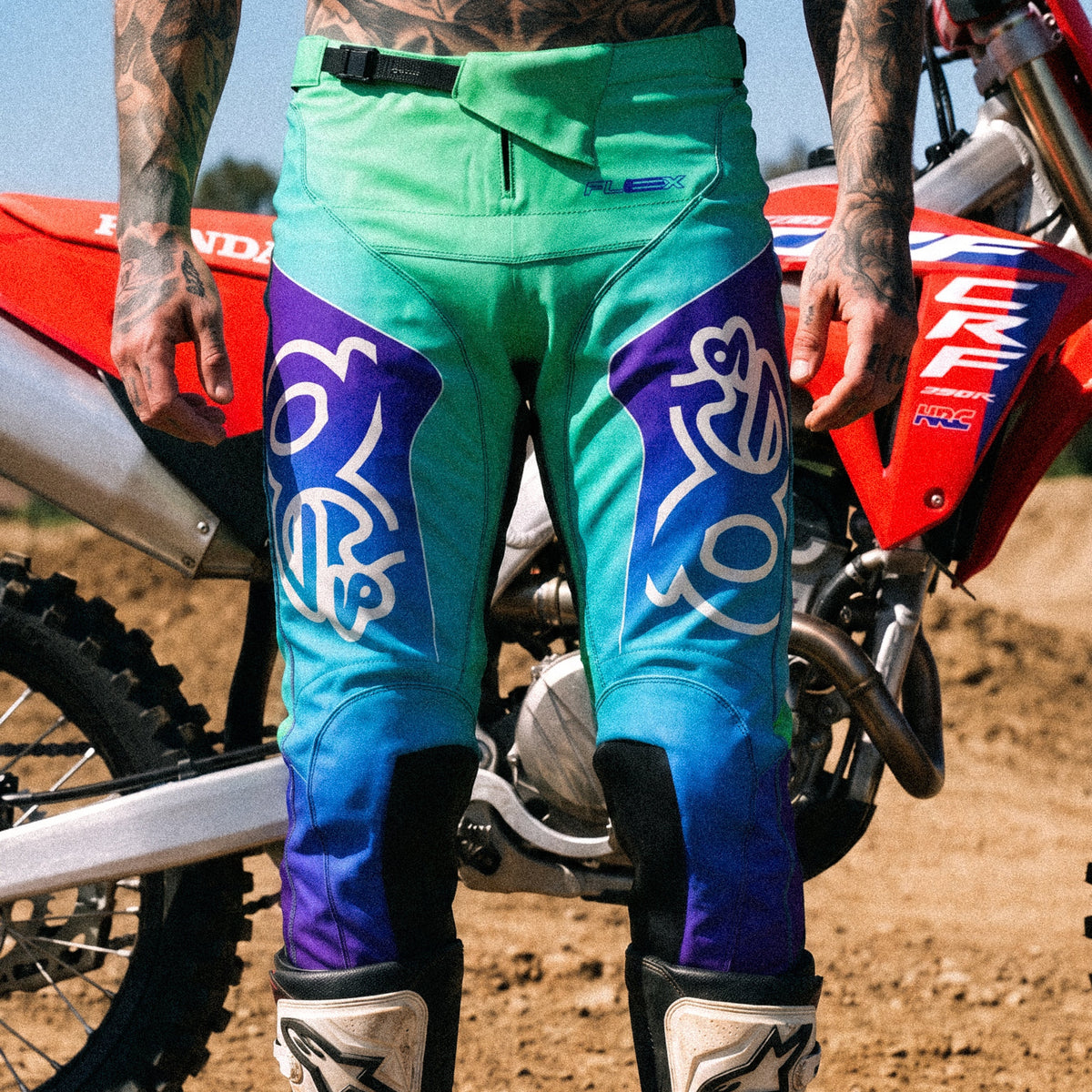 Motocross-Hose Frost Bite getragen auf der Strecke
