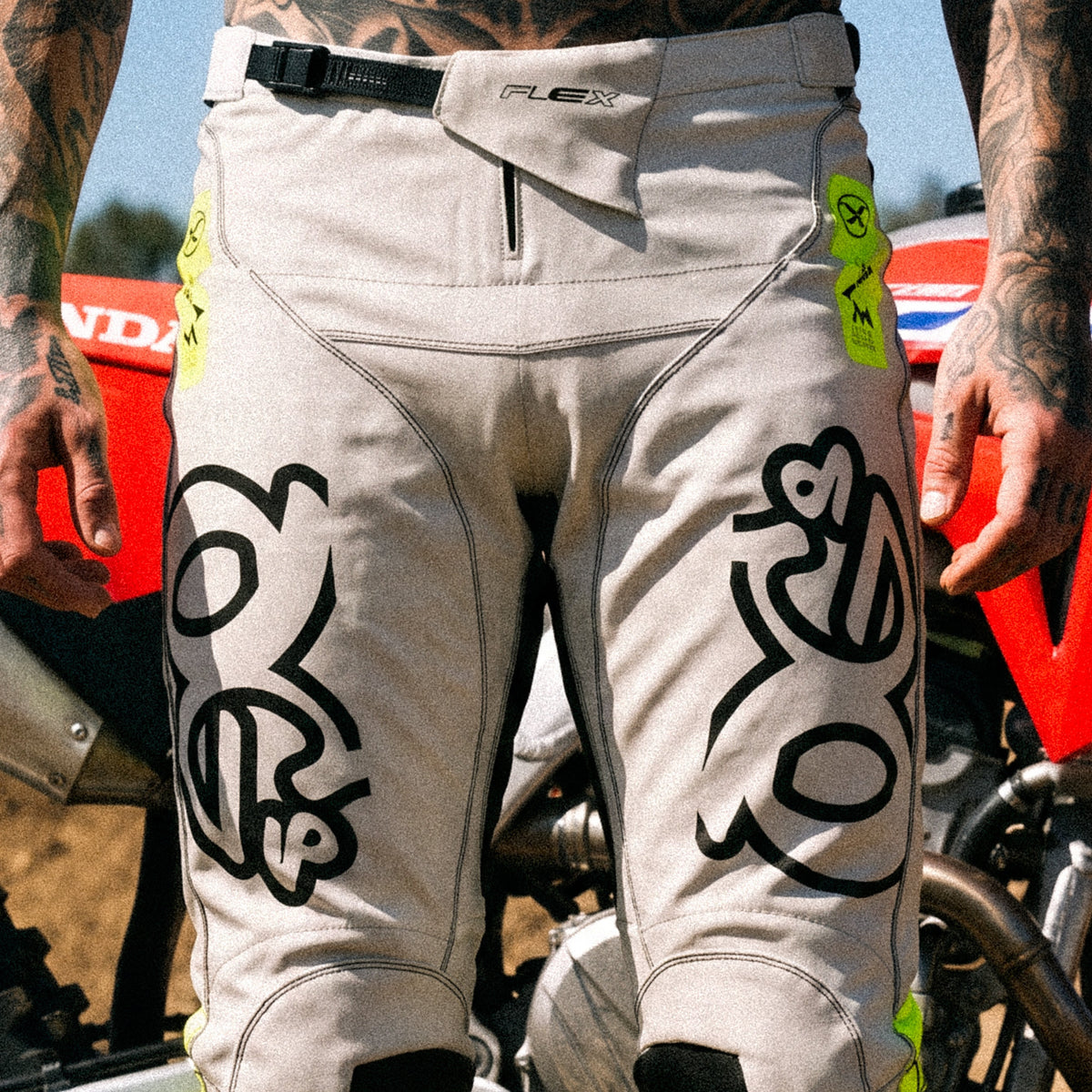 Motocross-Hose Acid Camo getragen auf der Strecke