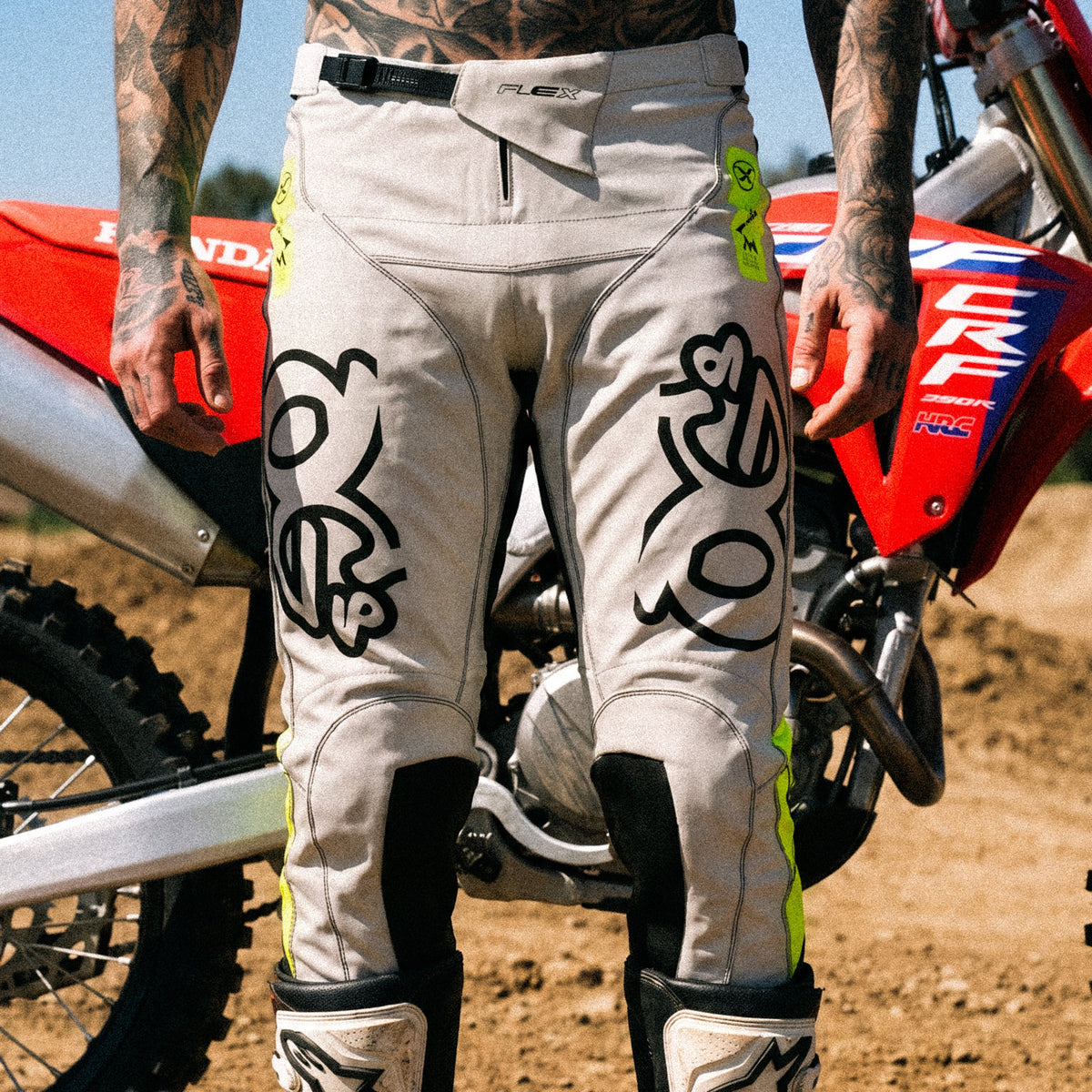 Motocross-Hose Acid Camo getragen auf der Strecke