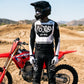 Motocross-Hose Blackout getragen auf der Strecke