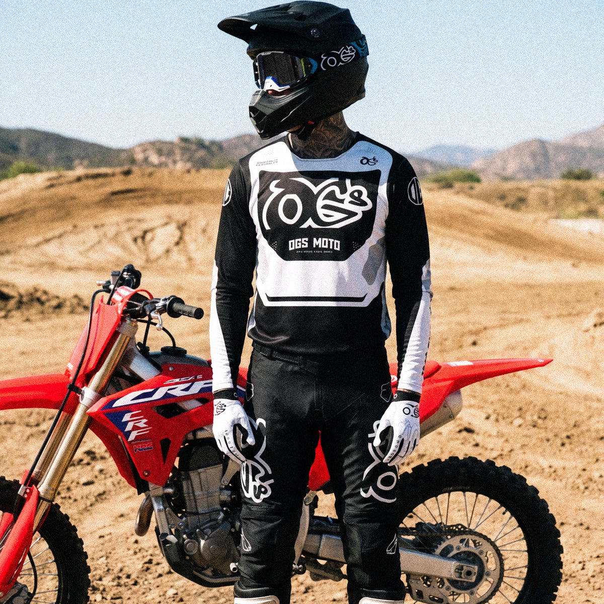 Motocross-Jersey Blackout getragen auf der Strecke