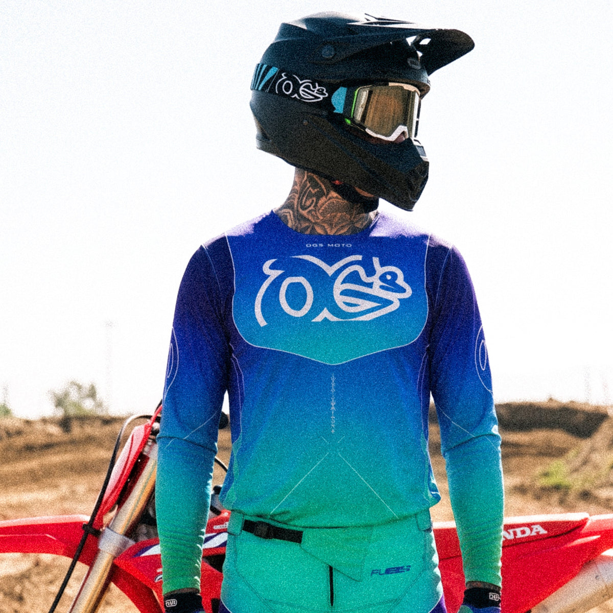 Motocross-Jersey Frost Bite getragen auf der Strecke