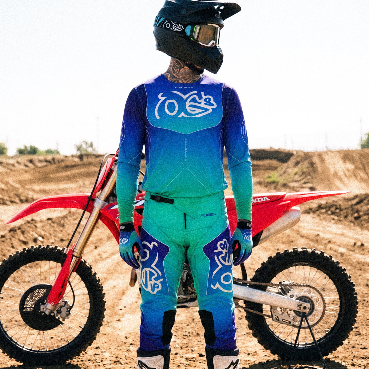 Motocross-Hose Frost Bite getragen auf der Strecke