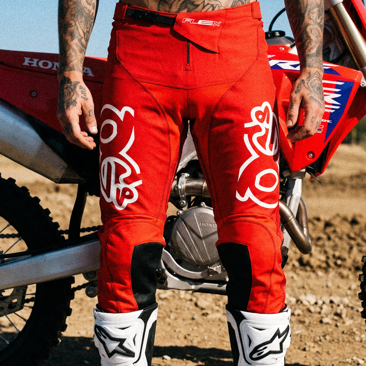 Motocross-Hose Crimson Core getragen auf der Strecke