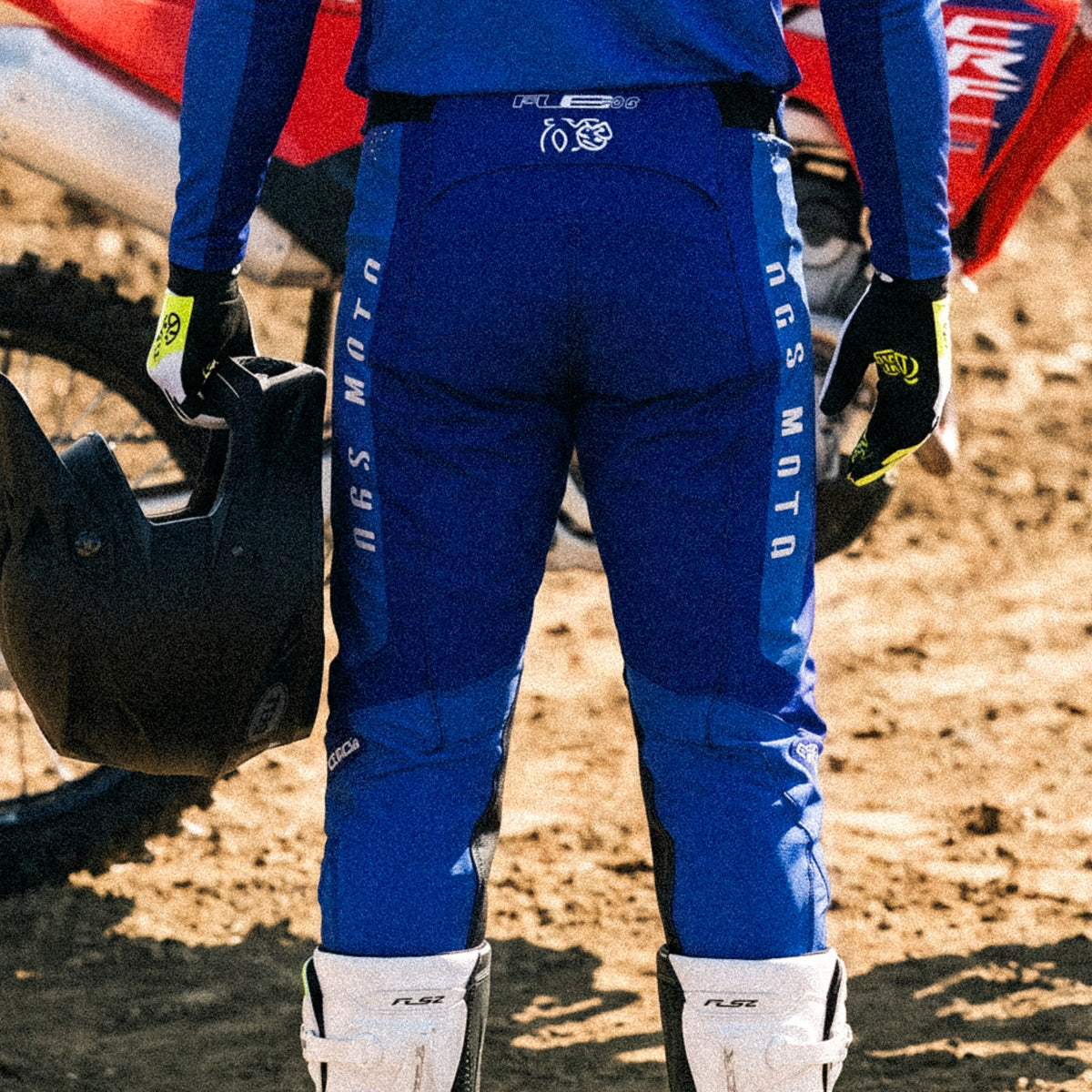 Motocross-Hose Deep Flow getragen auf der Strecke