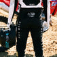 Motocross-Hose Blackout getragen auf der Strecke