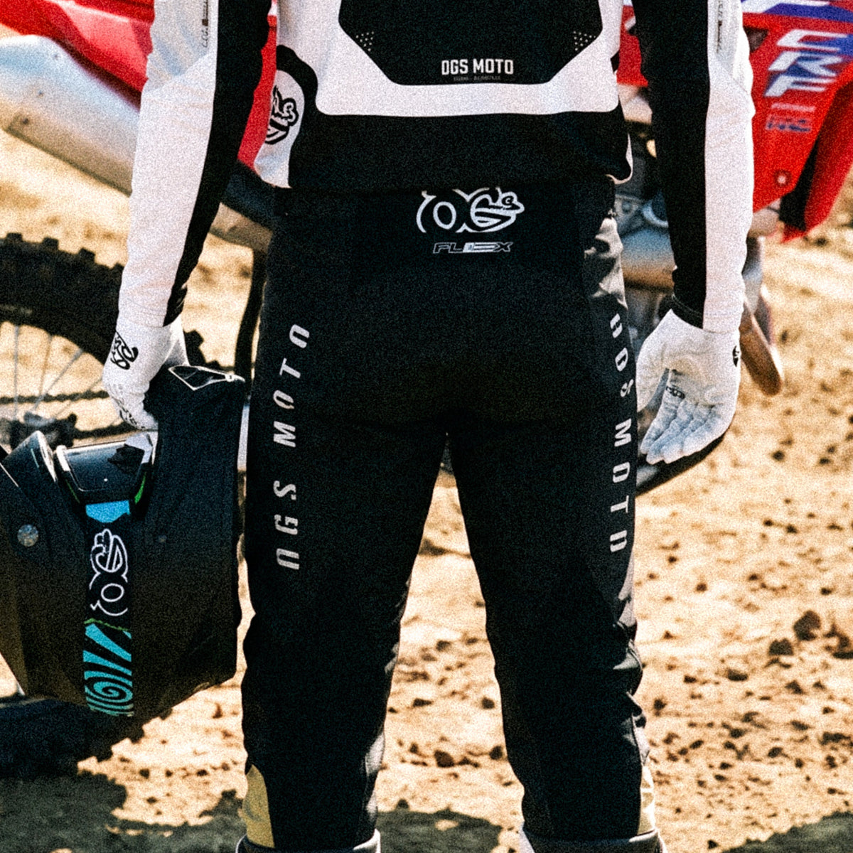 Motocross-Hose Blackout getragen auf der Strecke