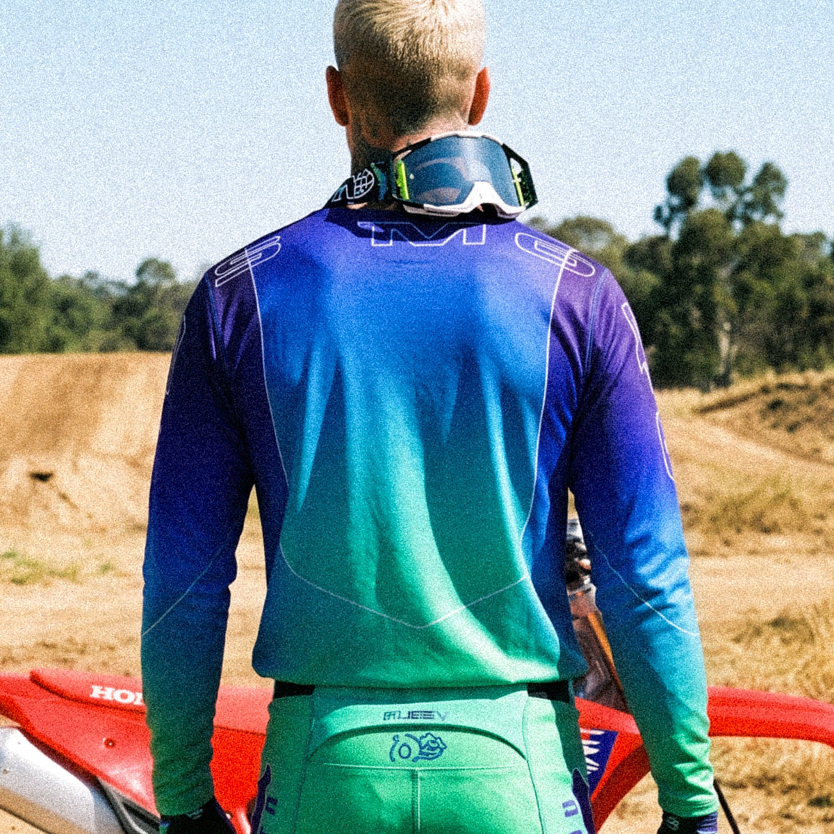 Motocross-Jersey Frost Bite getragen auf der Strecke