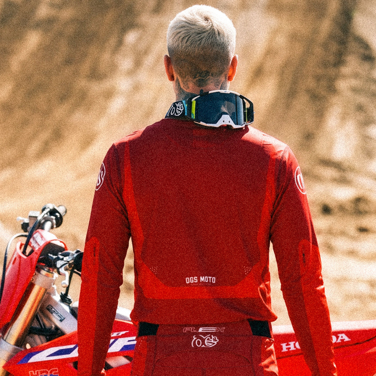 Motocross-Jersey Crimson Core getragen auf der Strecke