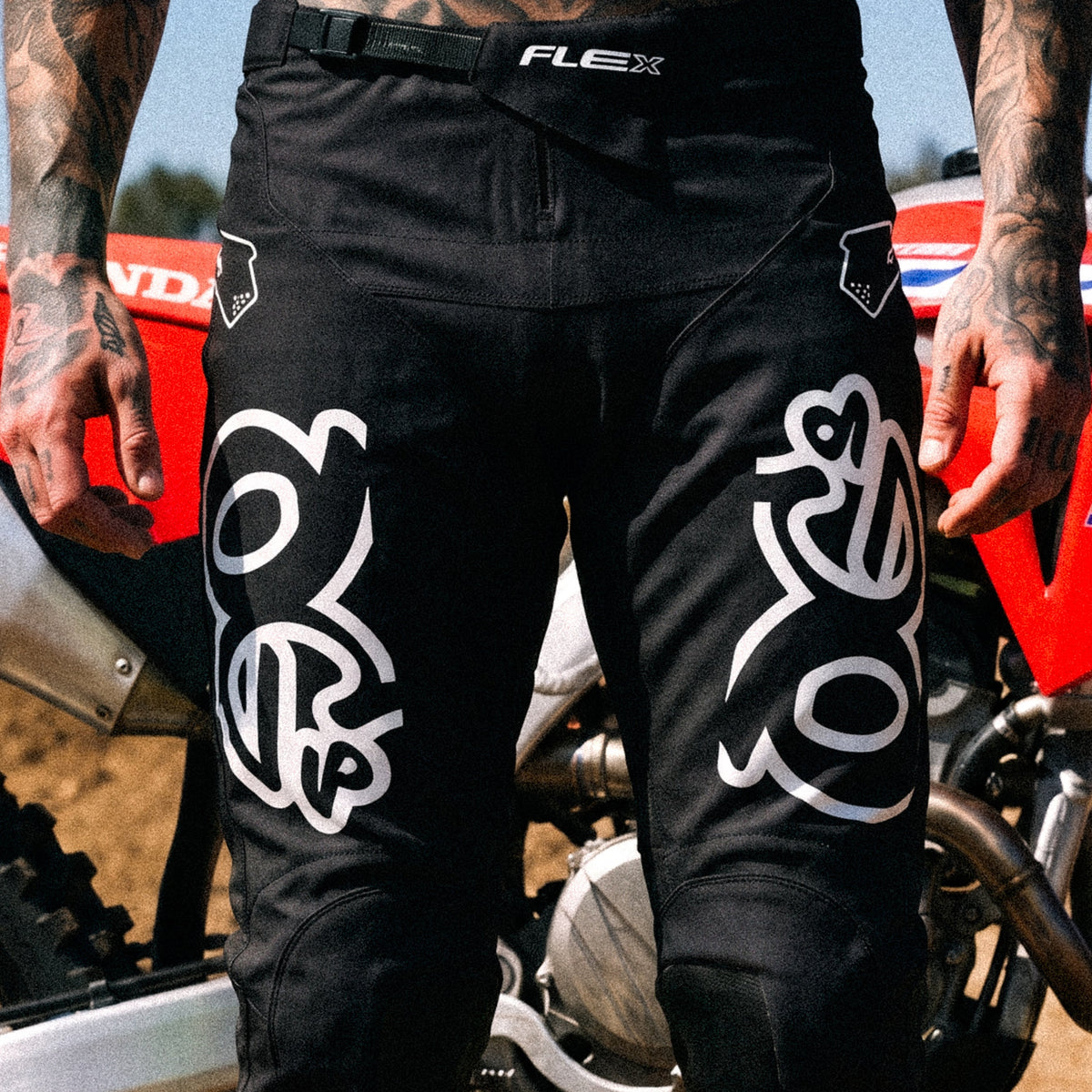 Motocross-Hose Blackout getragen auf der Strecke