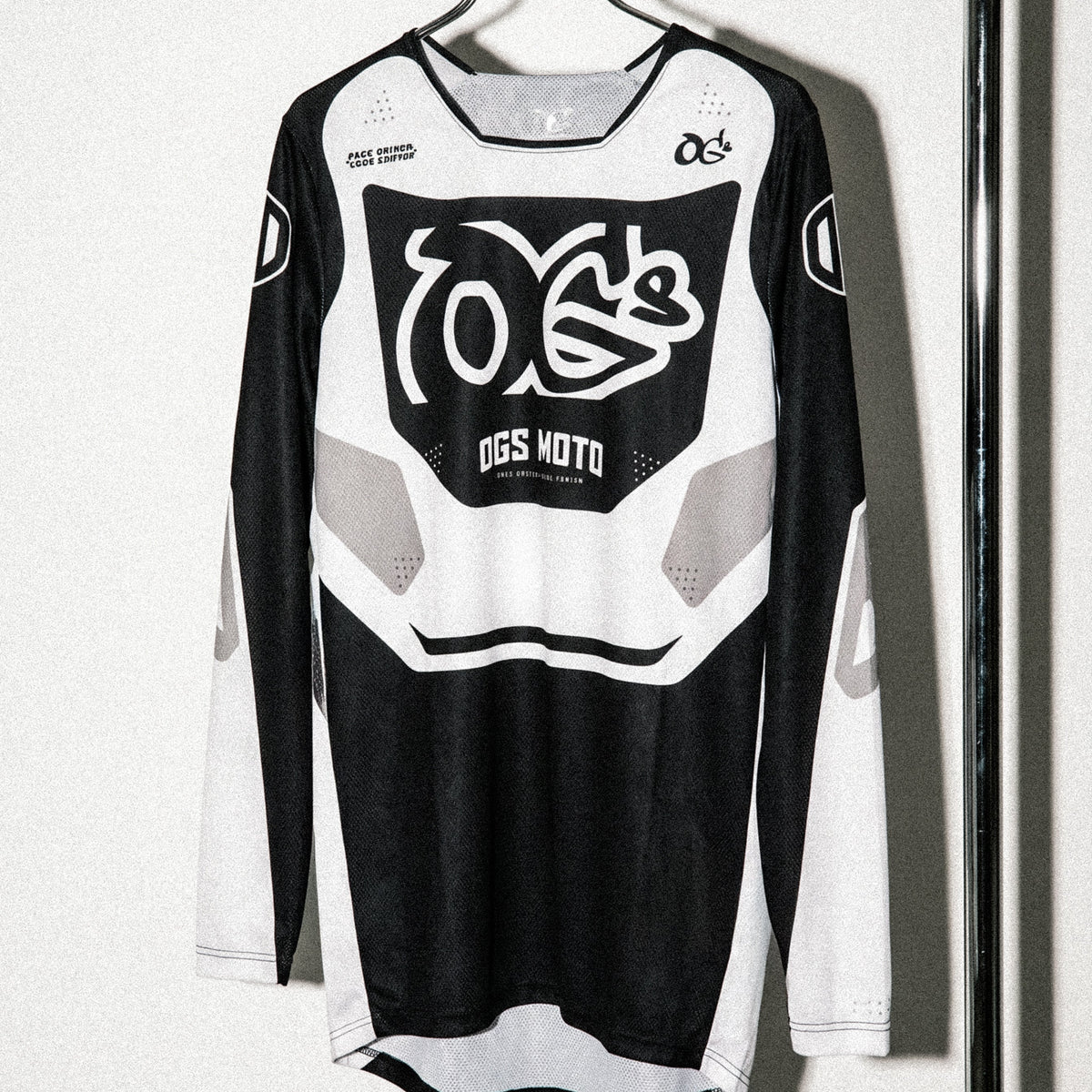 Motocross-Jersey Blackout getragen auf der Strecke