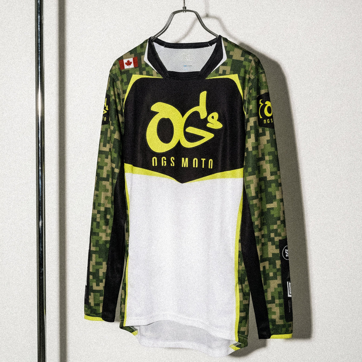 Motocross-Jersey Night Ops getragen auf der Strecke