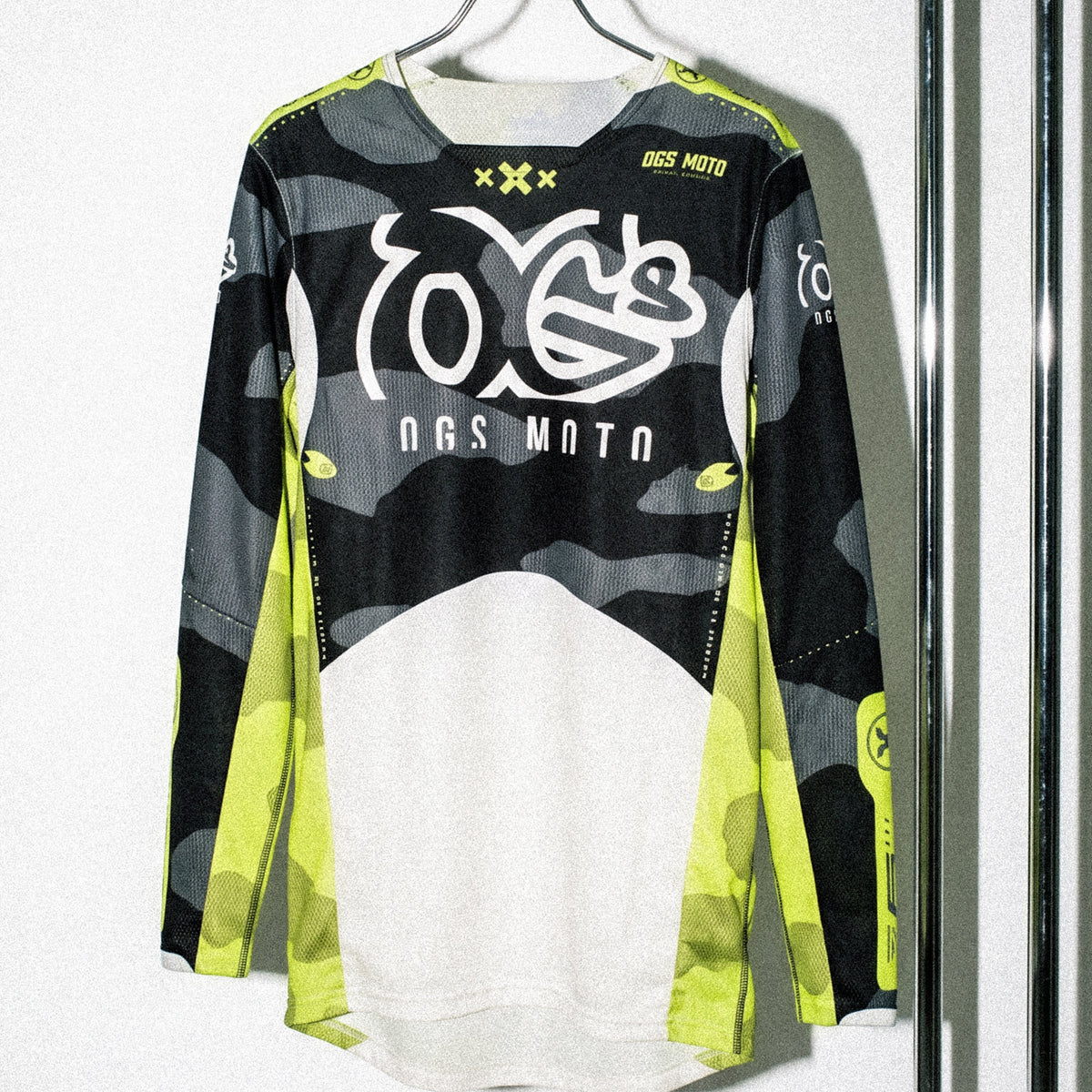 Motocross-Jersey Acid Camo getragen auf der Strecke