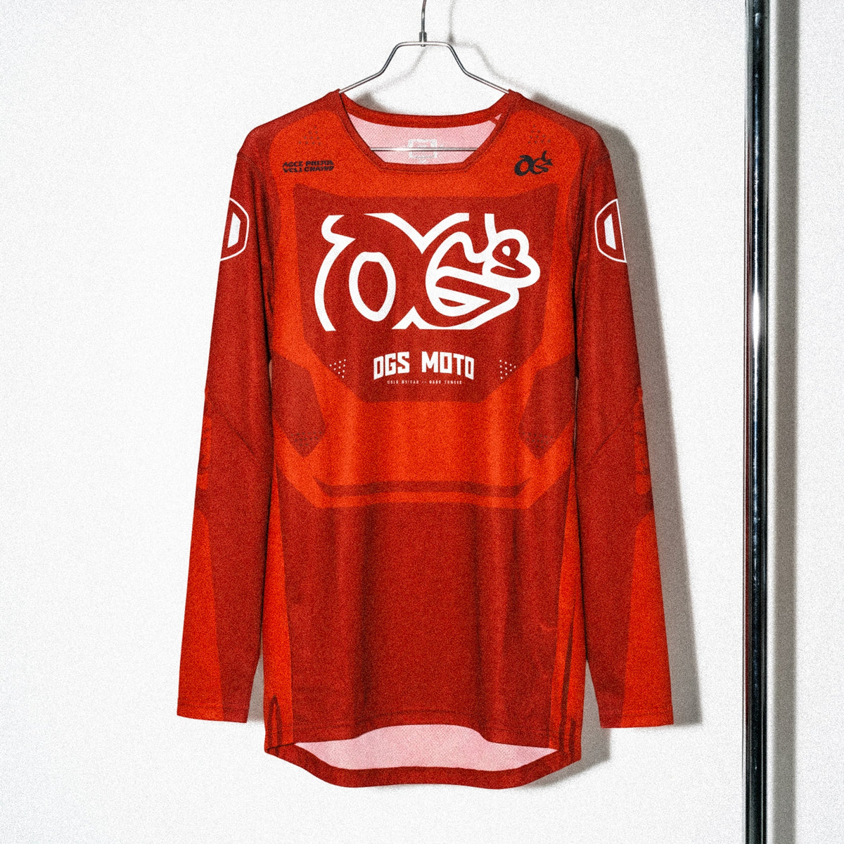 Motocross-Jersey Crimson Core getragen auf der Strecke