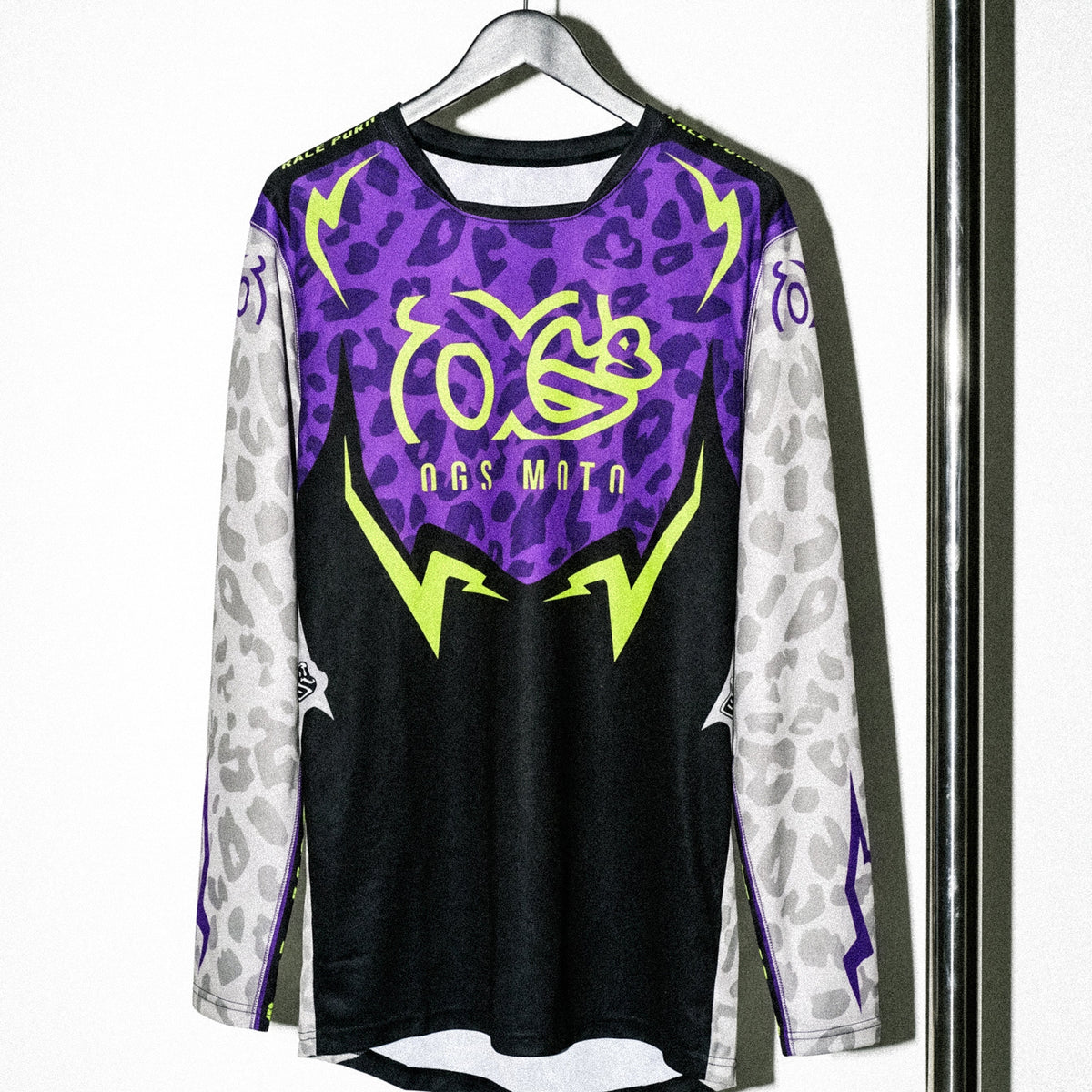Motocross-Jersey Night Hunter getragen von Fahrer auf der Strecke
