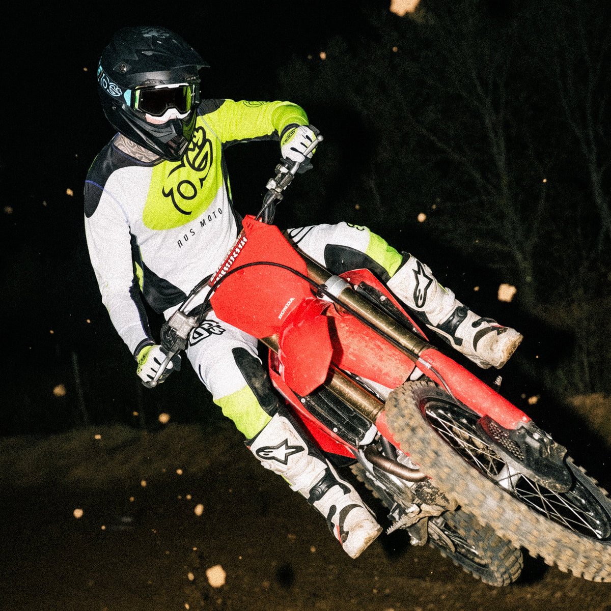 Motocross-Hose Solar Flare getragen auf der Strecke