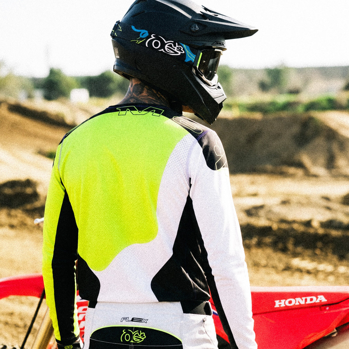Motocross-Jersey Solar Flare getragen auf der Strecke