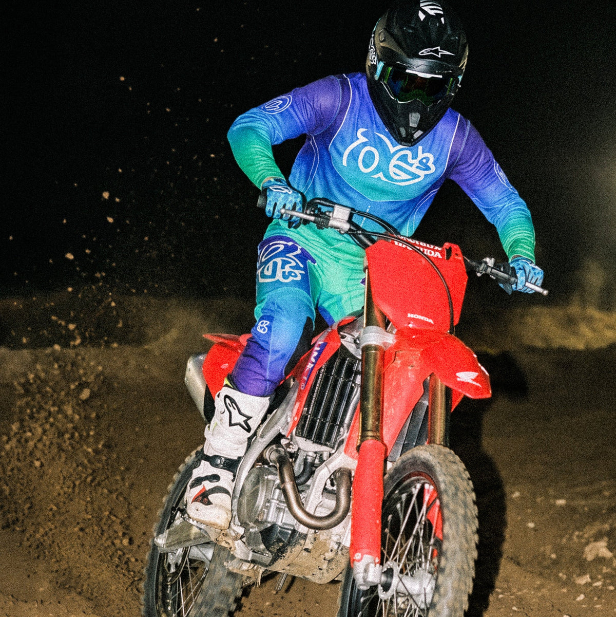 Motocross-Hose Frost Bite getragen auf der Strecke