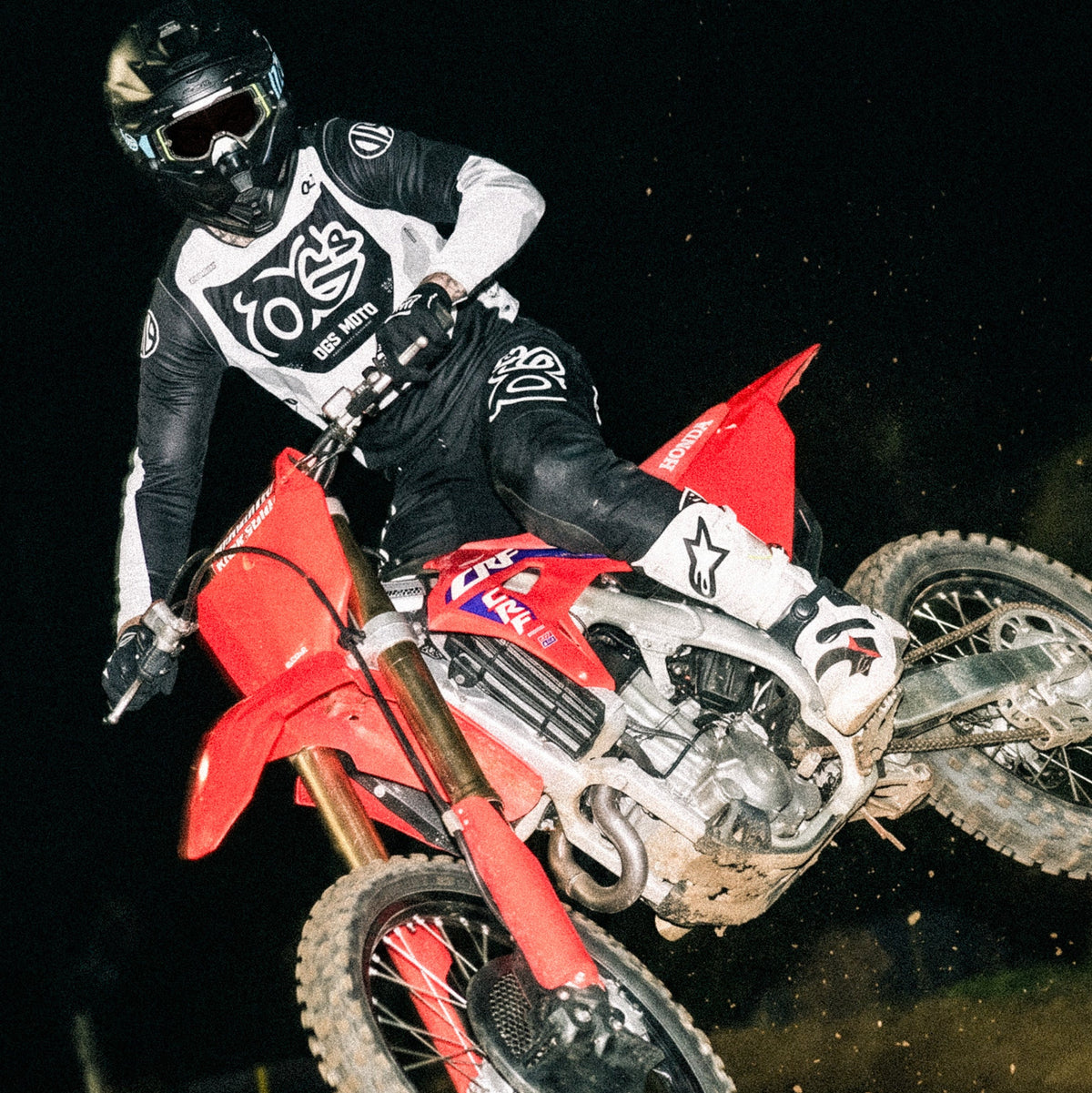 Motocross-Hose Blackout getragen auf der Strecke