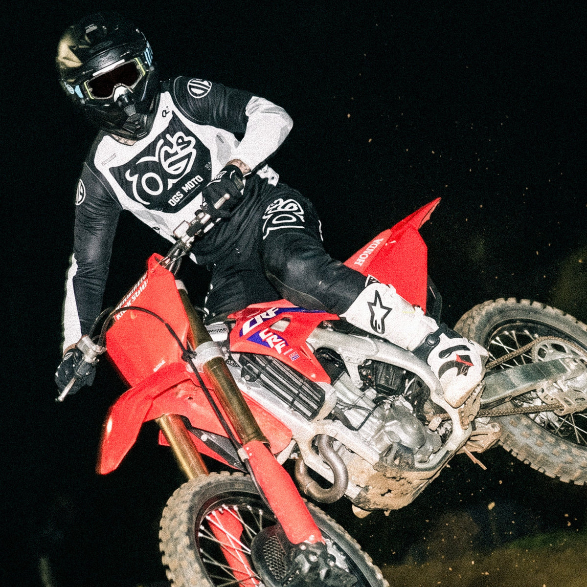 Motocross-Jersey Blackout getragen auf der Strecke