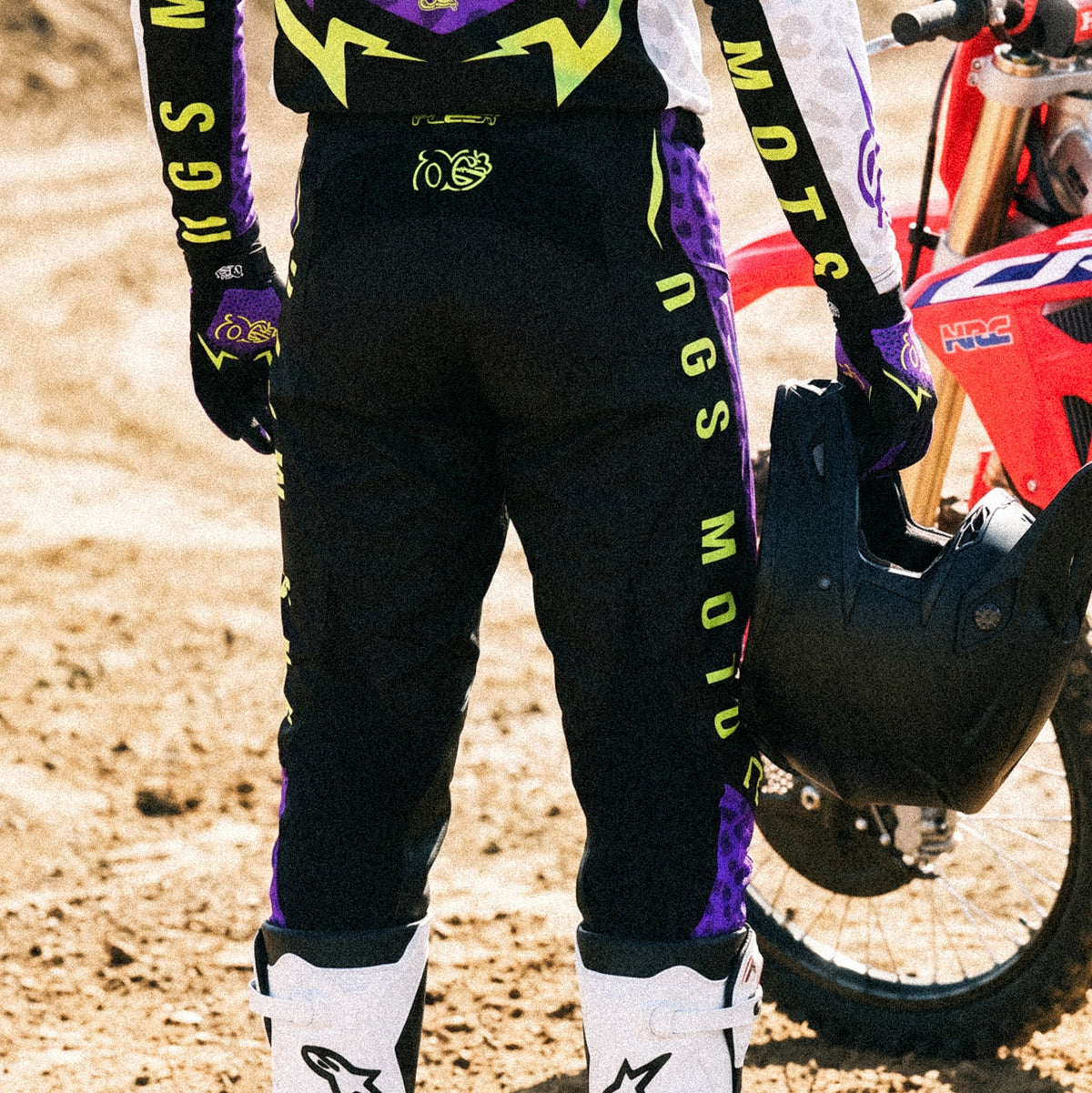 Motocross-Hose Night Hunter getragen auf der Strecke