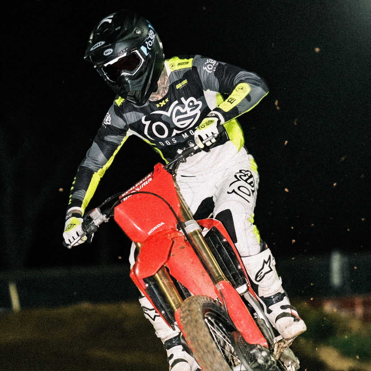 Motocross-Hose Acid Camo getragen auf der Strecke