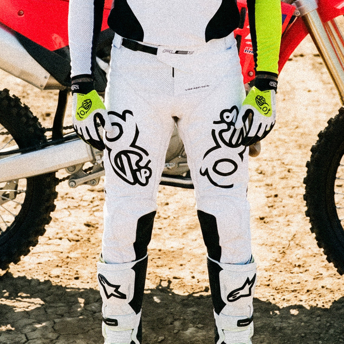 Motocross-Hose Solar Flare getragen auf der Strecke